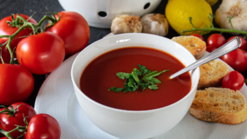 Tomatensuppe lecker angerichtet