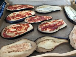 mit Tomaten-Bruschetta bestreichen