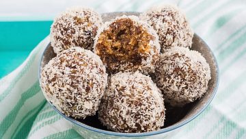 Weihnachtliche Fruchtkugeln sind leckere, festliche Snacks aus Mandeln, Datteln, Rosinen, getrockneten Aprikosen und einem Hauch von Lebkuchengewürz, die zu kleinen Kugeln geformt und in Kokosflocken gewälzt werden – perfekt als süße, gesunde Begleitung zu einer Tasse Kaffee oder Tee.