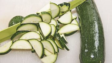 Zucchini in halbmonde geschnitten mit Messer