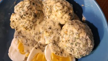 Spinatknödel mit Senfeiern