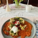 Blumenkohlsteak auf Paprikasauce