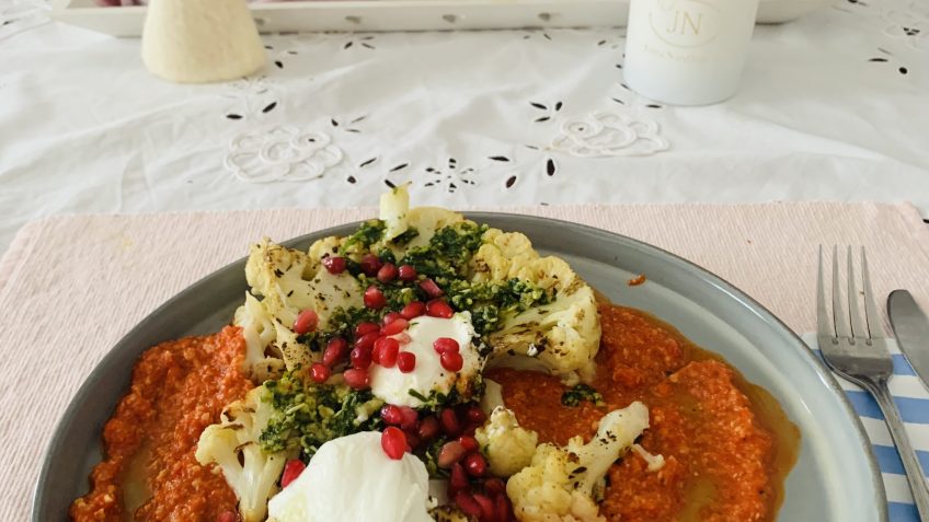 Blumenkohlsteak auf Paprikasauce