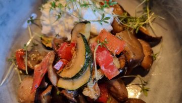 Ofengemüse mit Bratwurst