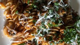 Dinkel Spiralen mit veganen Hackfleisch auf Erbsen Basis