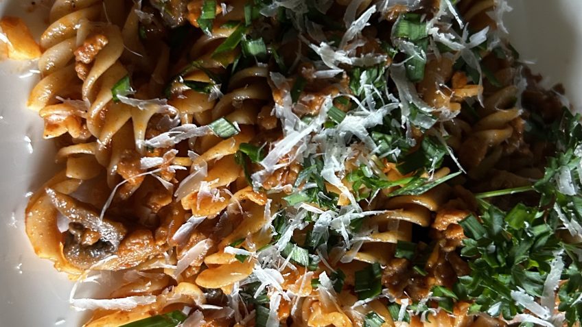 Dinkel Spiralen mit veganen Hackfleisch auf Erbsen Basis