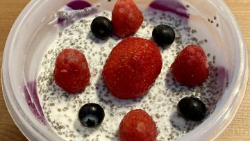 Chia-Pudding mit Naturjoghurt
