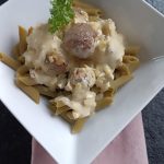 Kichererbsen-Zucchini-Bällchen mit Nudeln