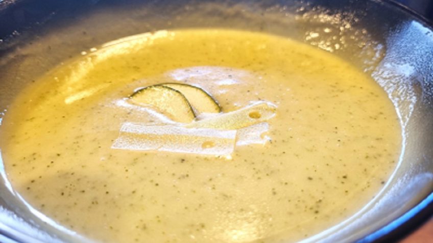 Zucchini -Cremesuppe mit Parmesan