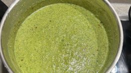 grüne Gemüsesuppe mit Feta