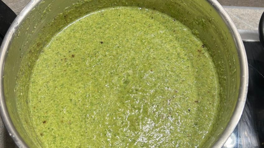 grüne Gemüsesuppe mit Feta