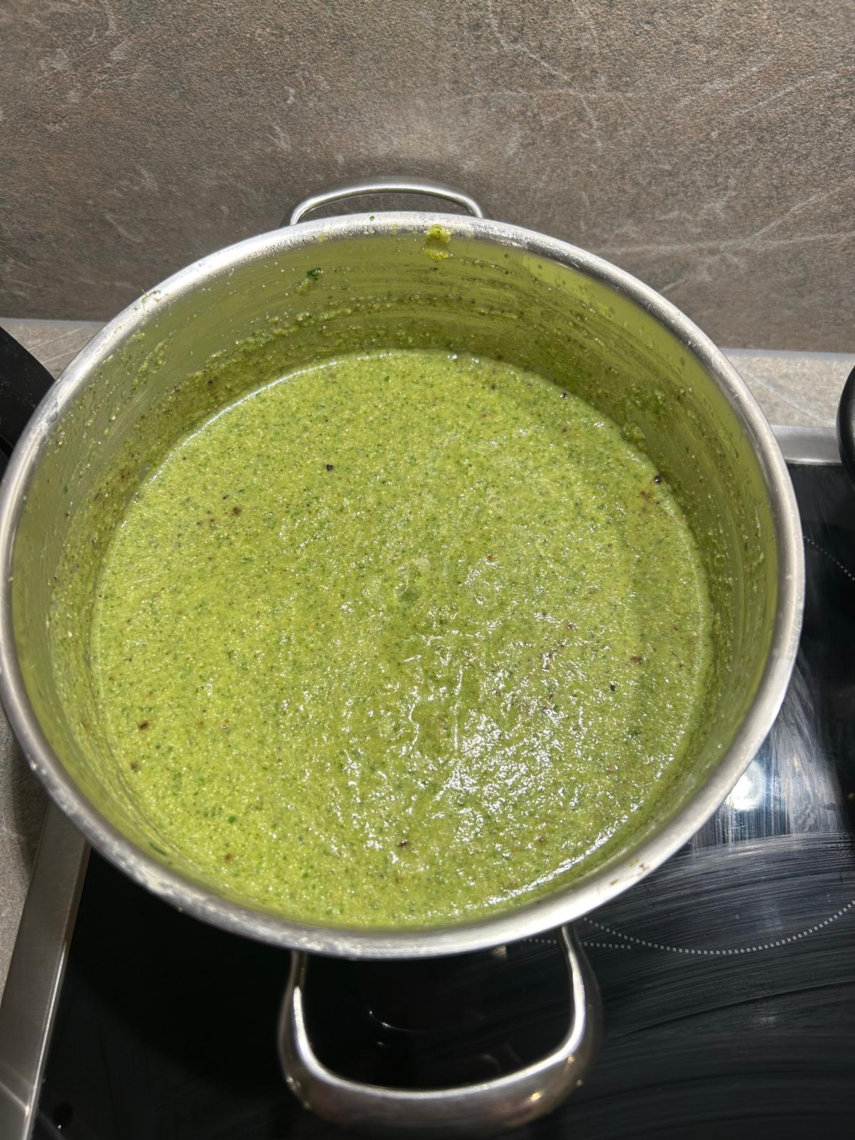 grüne Gemüsesuppe mit Feta