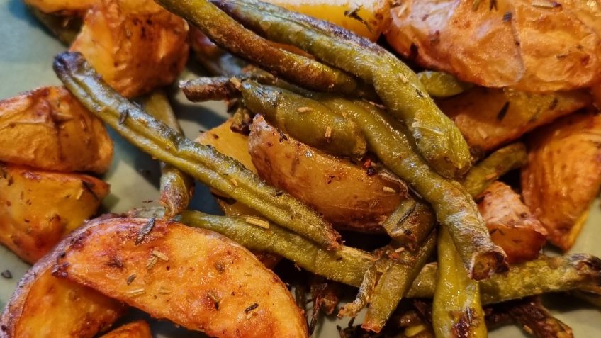 Knusprige Ofenkartoffeln mit grünen Bohnen