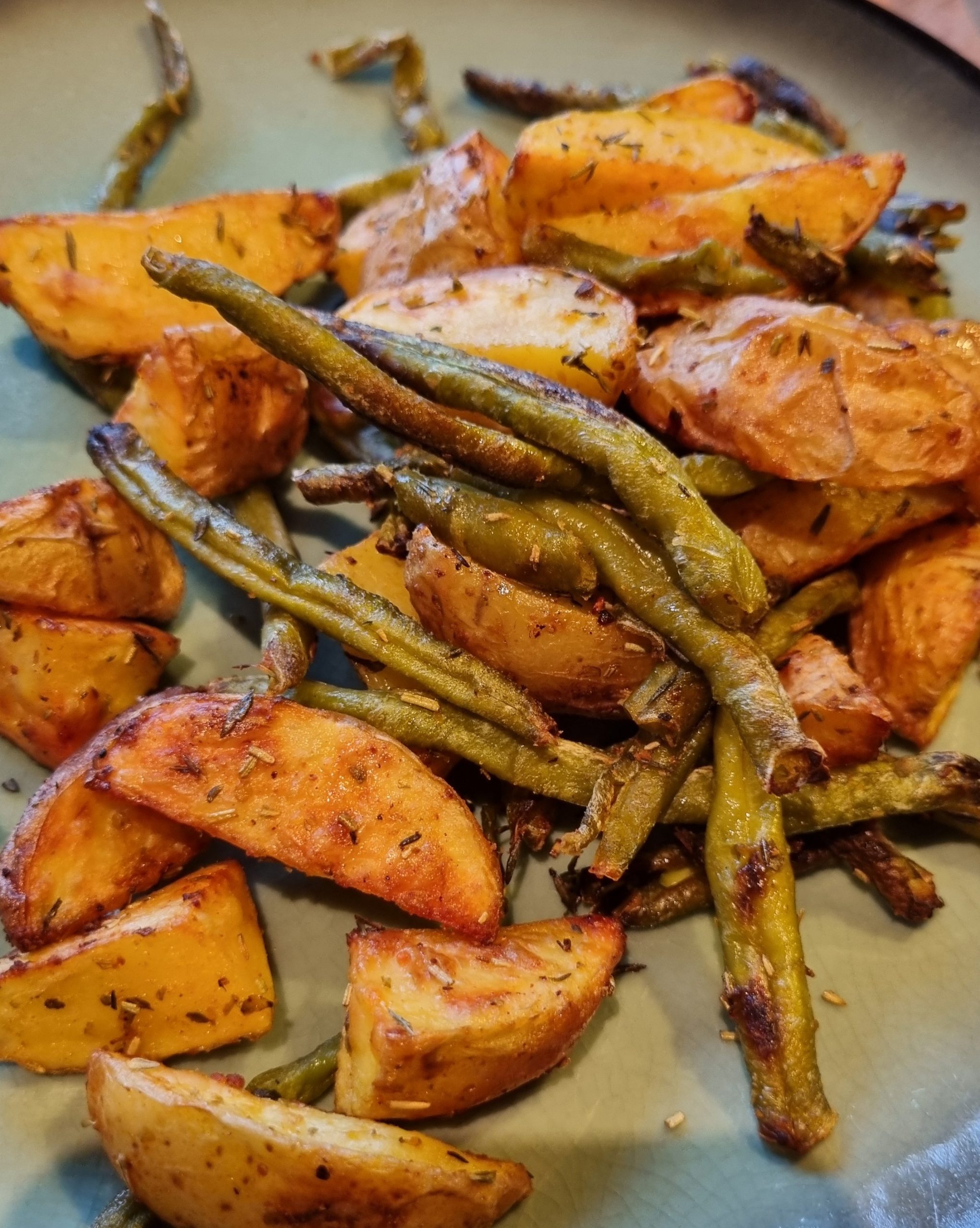 Knusprige Ofenkartoffeln mit grünen Bohnen